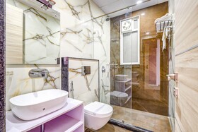 Fabhotel The White Moon