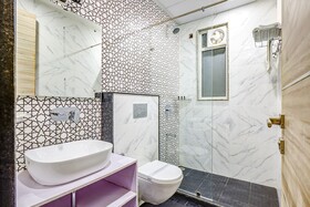 Fabhotel The White Moon