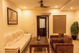 Hotel Cosmos Raj Plaza