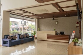 Hotel Cosmos Raj Plaza