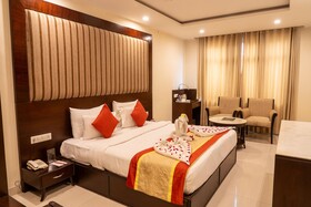 Hotel Cosmos Raj Plaza
