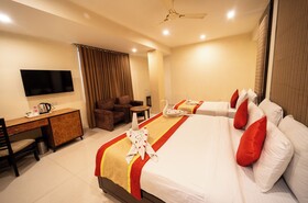 Hotel Cosmos Raj Plaza