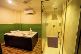 Hotel Cosmos Raj Plaza