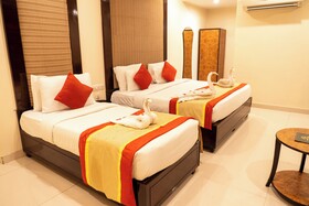 Hotel Cosmos Raj Plaza