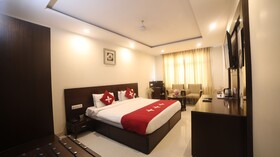 Hotel Cosmos Raj Plaza
