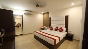 Hotel Cosmos Raj Plaza