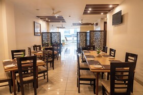 Hotel Cosmos Raj Plaza