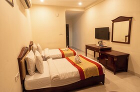 Hotel Cosmos Raj Plaza