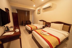 Hotel Cosmos Raj Plaza