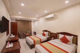 Hotel Cosmos Raj Plaza