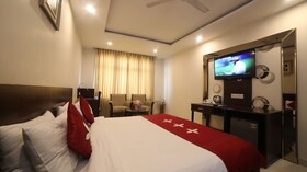 Hotel Cosmos Raj Plaza