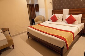 Hotel Cosmos Raj Plaza
