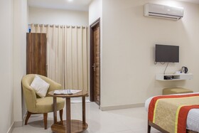 Hotel Cosmos Raj Plaza