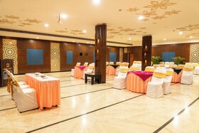 Hotel Cosmos Raj Plaza