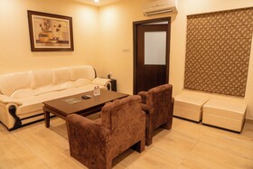 Hotel Cosmos Raj Plaza