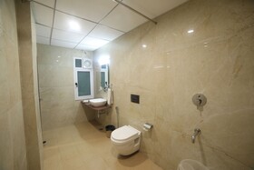 Hotel Cosmos Raj Plaza