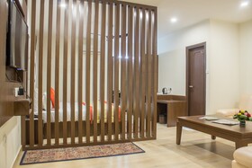 Hotel Cosmos Raj Plaza