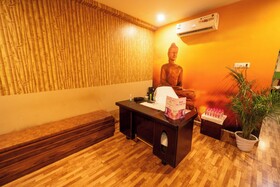 Hotel Cosmos Raj Plaza