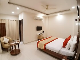 Hotel Cosmos Raj Plaza