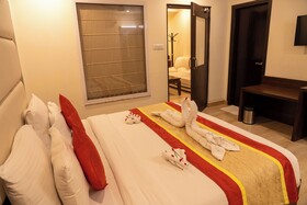 Hotel Cosmos Raj Plaza
