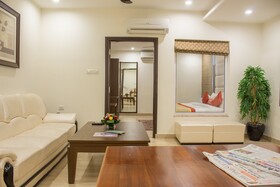 Hotel Cosmos Raj Plaza
