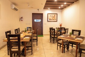 Hotel Cosmos Raj Plaza