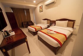 Hotel Cosmos Raj Plaza