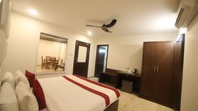 Hotel Cosmos Raj Plaza