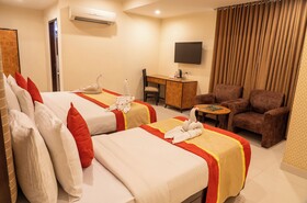 Hotel Cosmos Raj Plaza