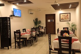 Hotel Cosmos Raj Plaza