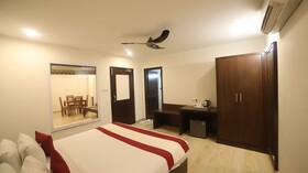 Hotel Cosmos Raj Plaza
