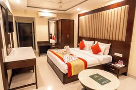Hotel Cosmos Raj Plaza