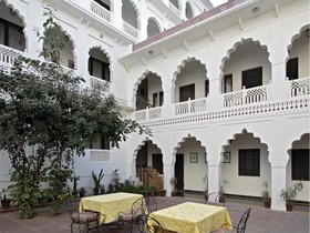 Heritage Khandwa Haveli Hotel