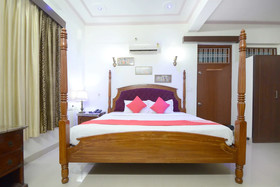 OYO 19035 Hotel Satkar
