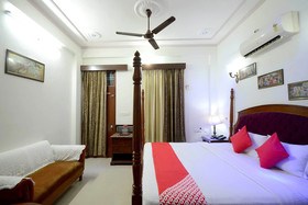 OYO 19035 Hotel Satkar
