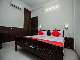 OYO Flagship 15357 Ahinsha Cicle