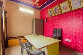 Shri United by OYO Rooms