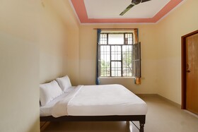 Shri United by OYO Rooms