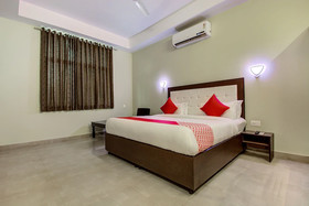 The Dream Palace Hotel by OYO