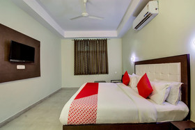 The Dream Palace Hotel by OYO