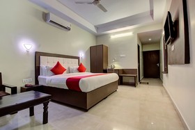 The Dream Palace Hotel by OYO
