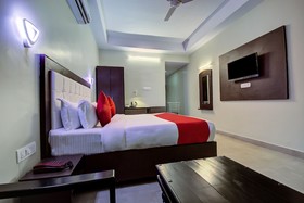 The Dream Palace Hotel by OYO