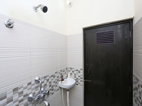 Hotel Bullet Inn & Lounge By OYO Rooms