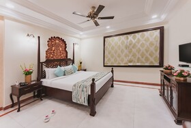 Shree Vallabh Vilas Lords Plaza