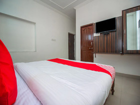 OYO 18272 Hotel Lambodar