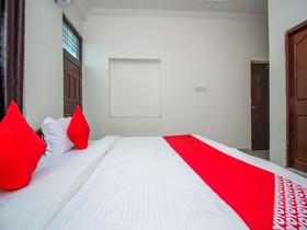 OYO 18272 Hotel Lambodar