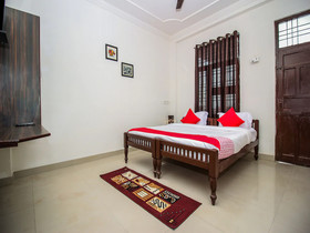 OYO 18272 Hotel Lambodar