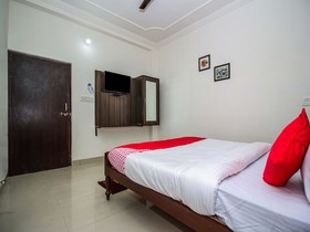 OYO 18272 Hotel Lambodar