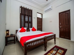 OYO 18272 Hotel Lambodar