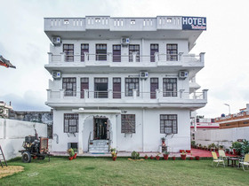 OYO 18272 Hotel Lambodar